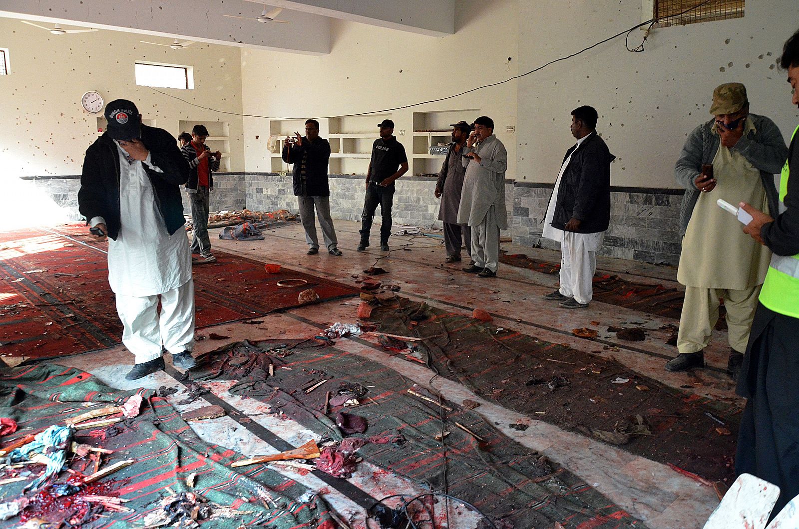Oficiales de los servicios de seguridad de Pakistan en la mezquita chií donde se ha producido un atentado, en Shikarpur
