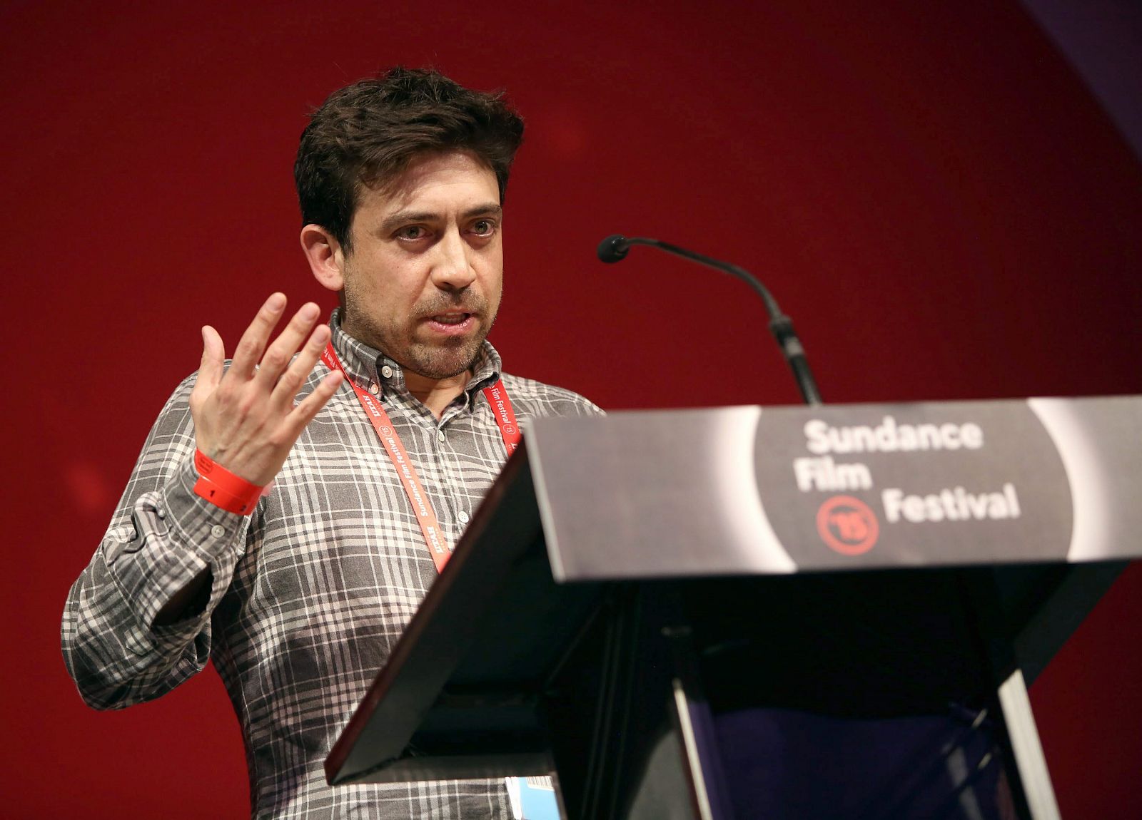 El cineasta Alfonso Gómez-Rejón recoge el premio para 'Me and earl and the Dying Girl' en el Festival de Sundance