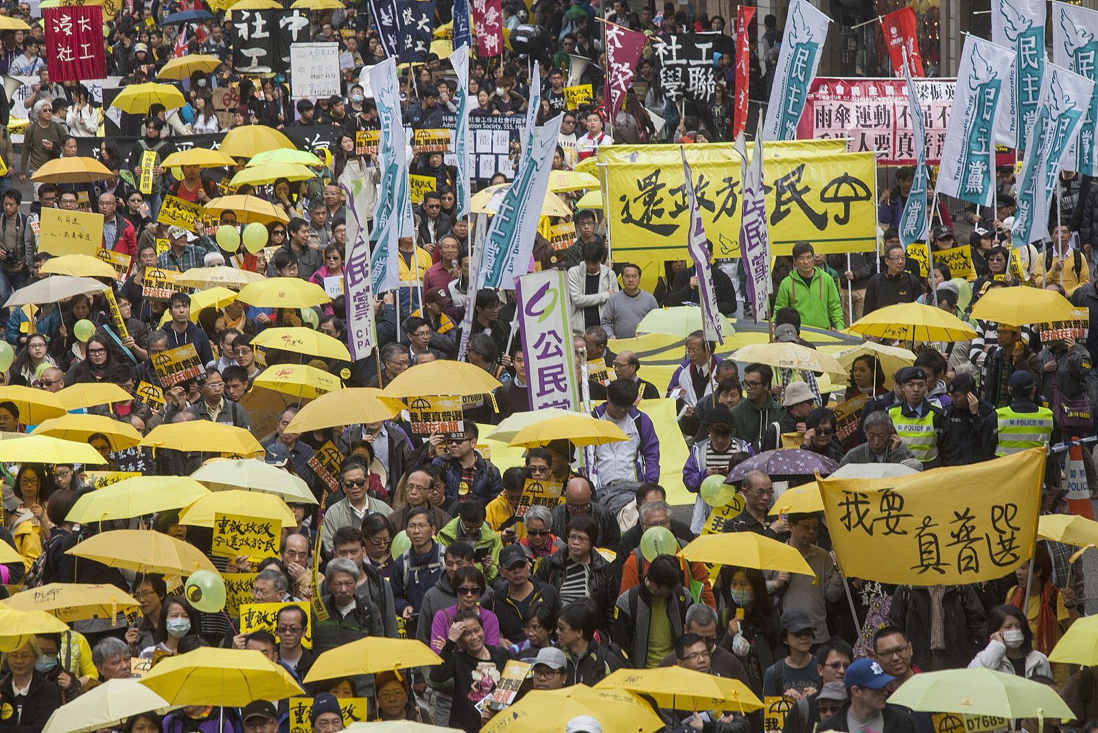 Los manifestantes de la "revolución de los paraguas" salen a las calles de Hong Kong para pedir sufragio universal real.