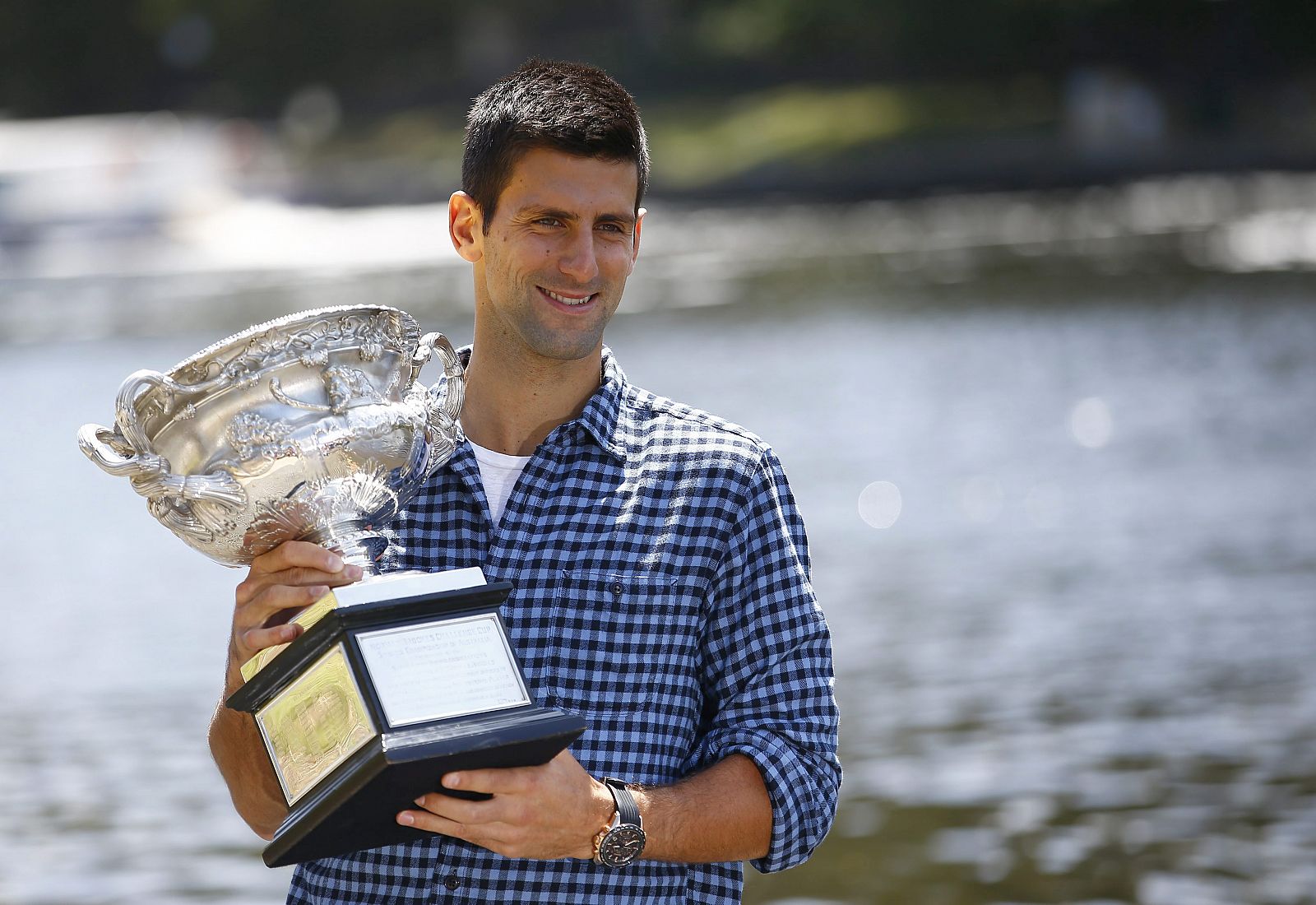 Novak Djokovic posa con su trofeo del Open de Australia 2015