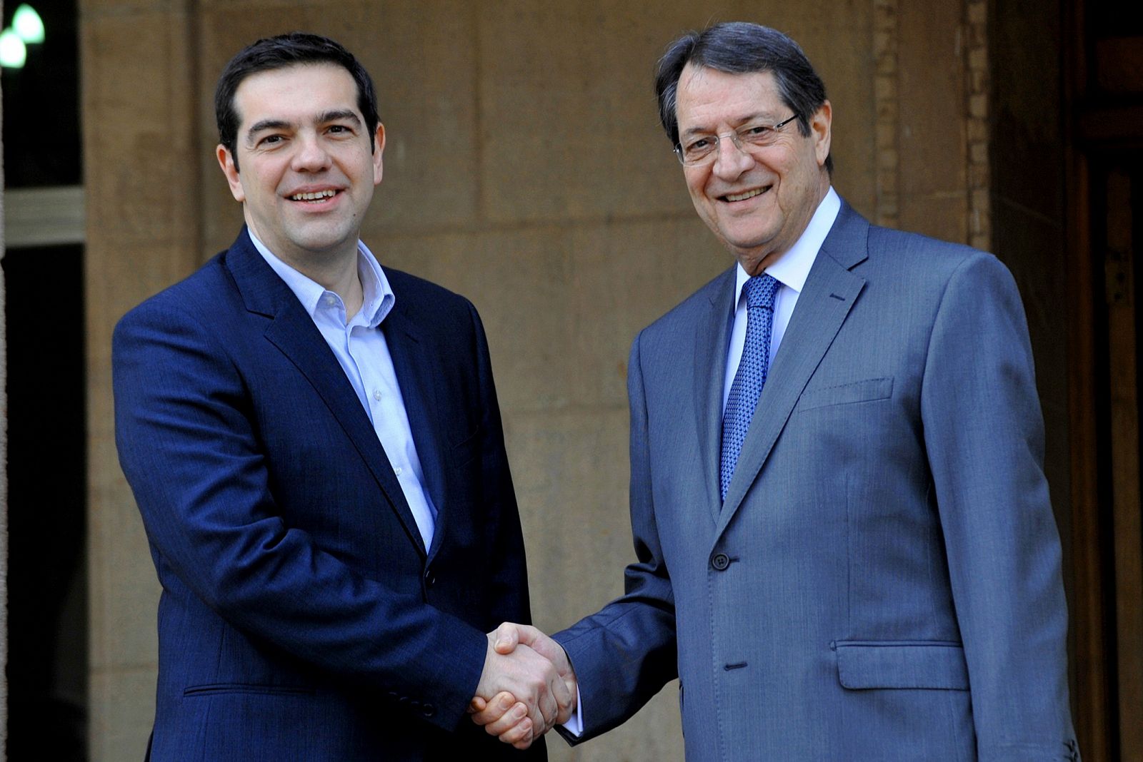 El primer ministro griego, Alexis Tsipras, junto al presidente de Chipre, Nicos Anastasiades