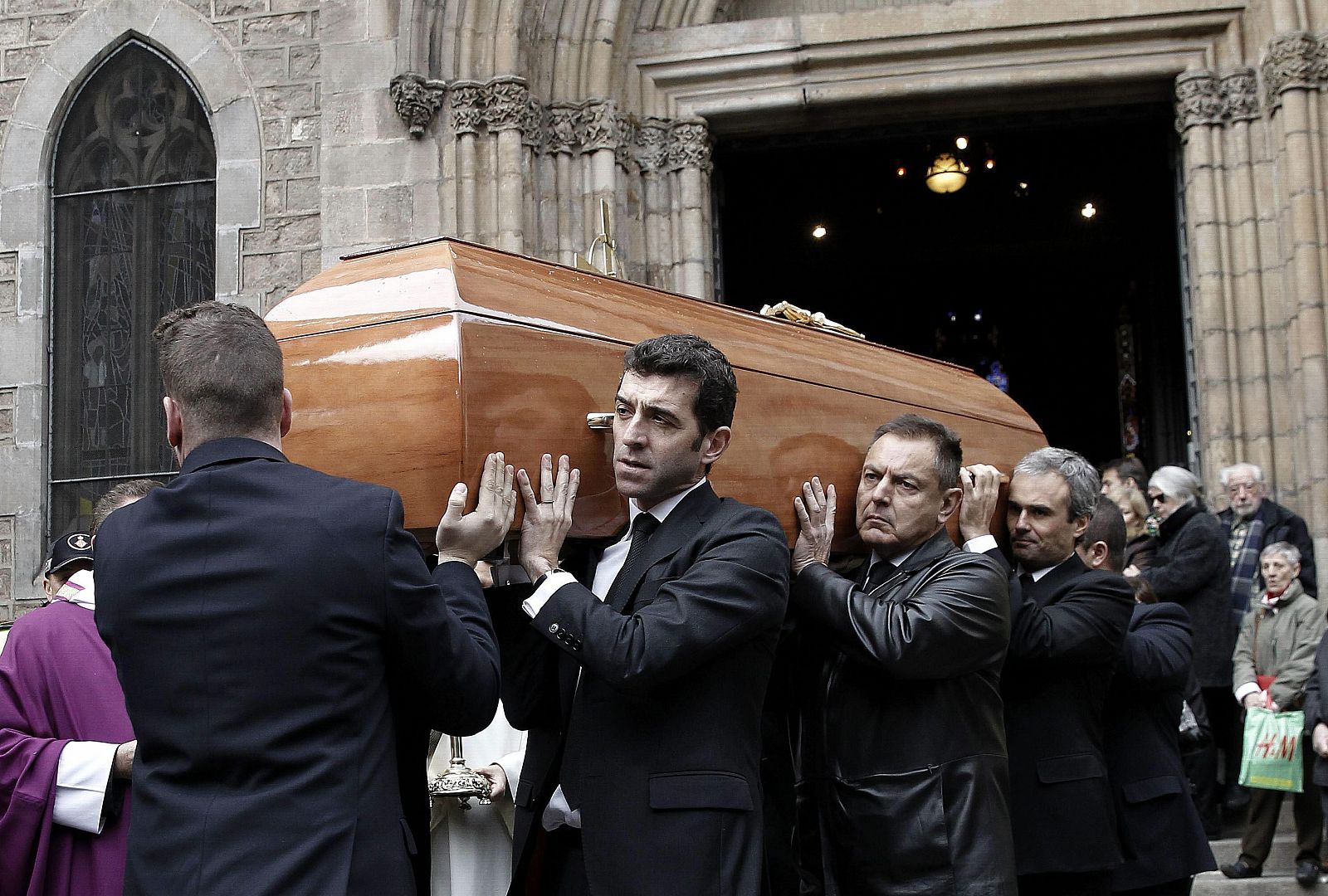 Salida del feretro de la barcelonesa Basílica de la Concepció tras el funeral por el editor José Manuel Lara Bosch, fallecido el sábado a los 68 años