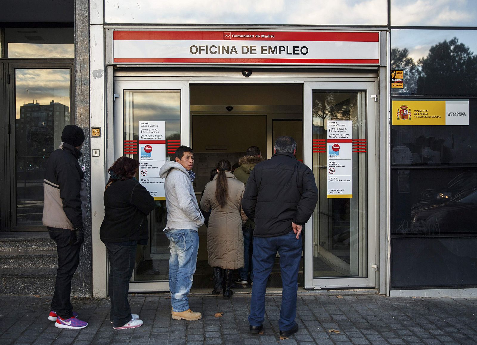 Gente entrando en una oficina de empleo de Madrid