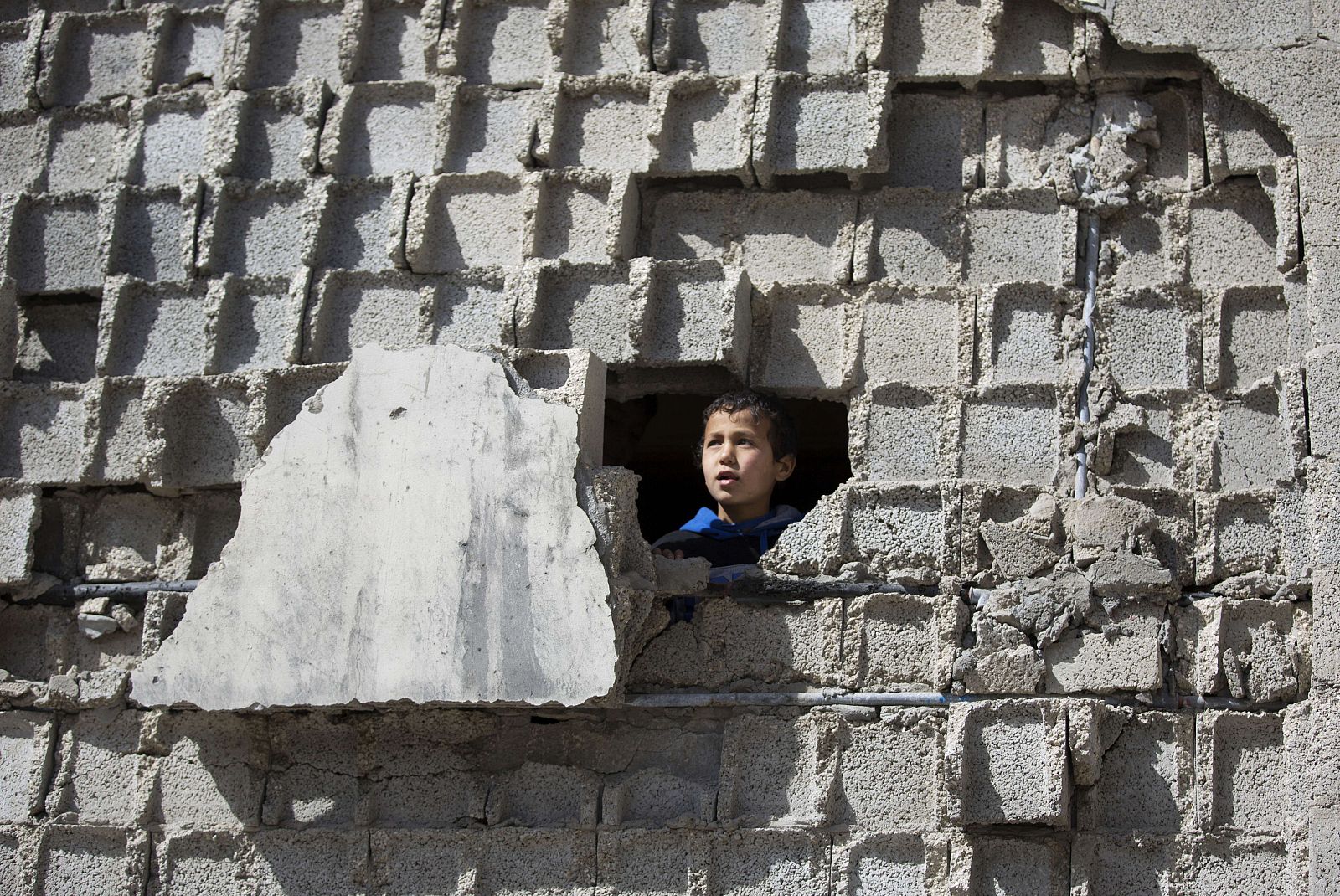 Un niño palestino en su casa de Beit Hanun, Gaza, destrozada por los bombardeos