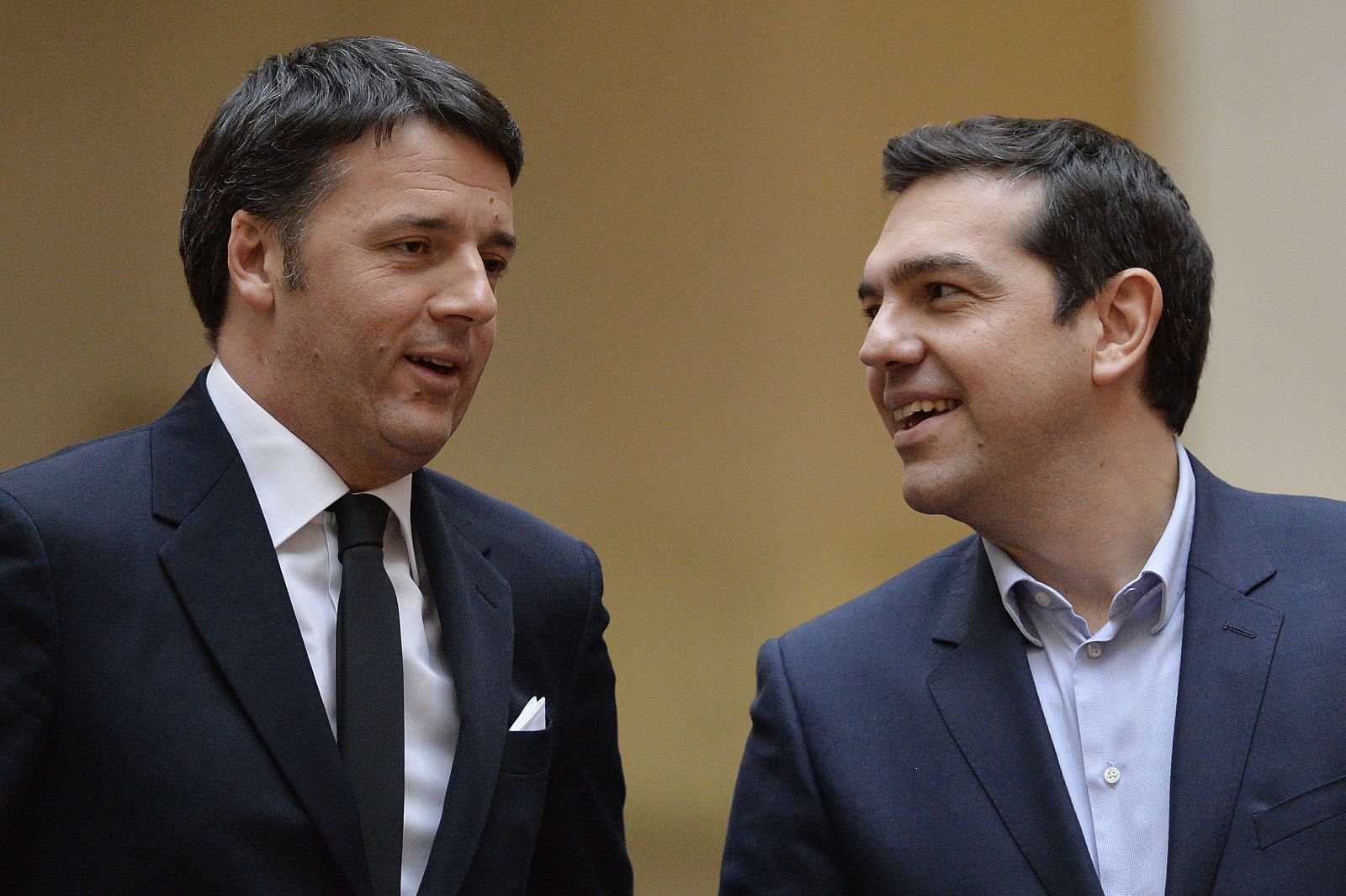 El primer ministro italiano, Mateo Renzi, con su homólogo griego, Alexis Tsipras, en Roma