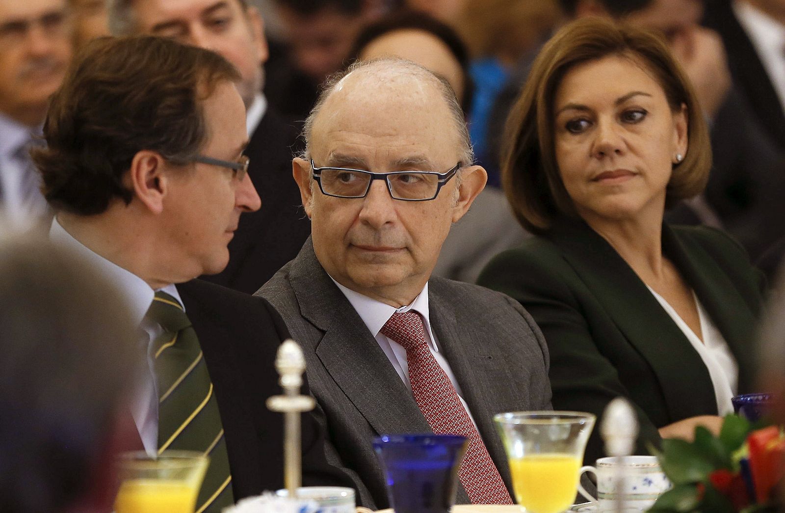 El ministro de Hacienda, Cristóbal Montoro, junto a la secretaria general del PP, María Dolores de Cospedal (derecha) y el minsitro de Sanidad, Alfonso Alonso (izquierda).