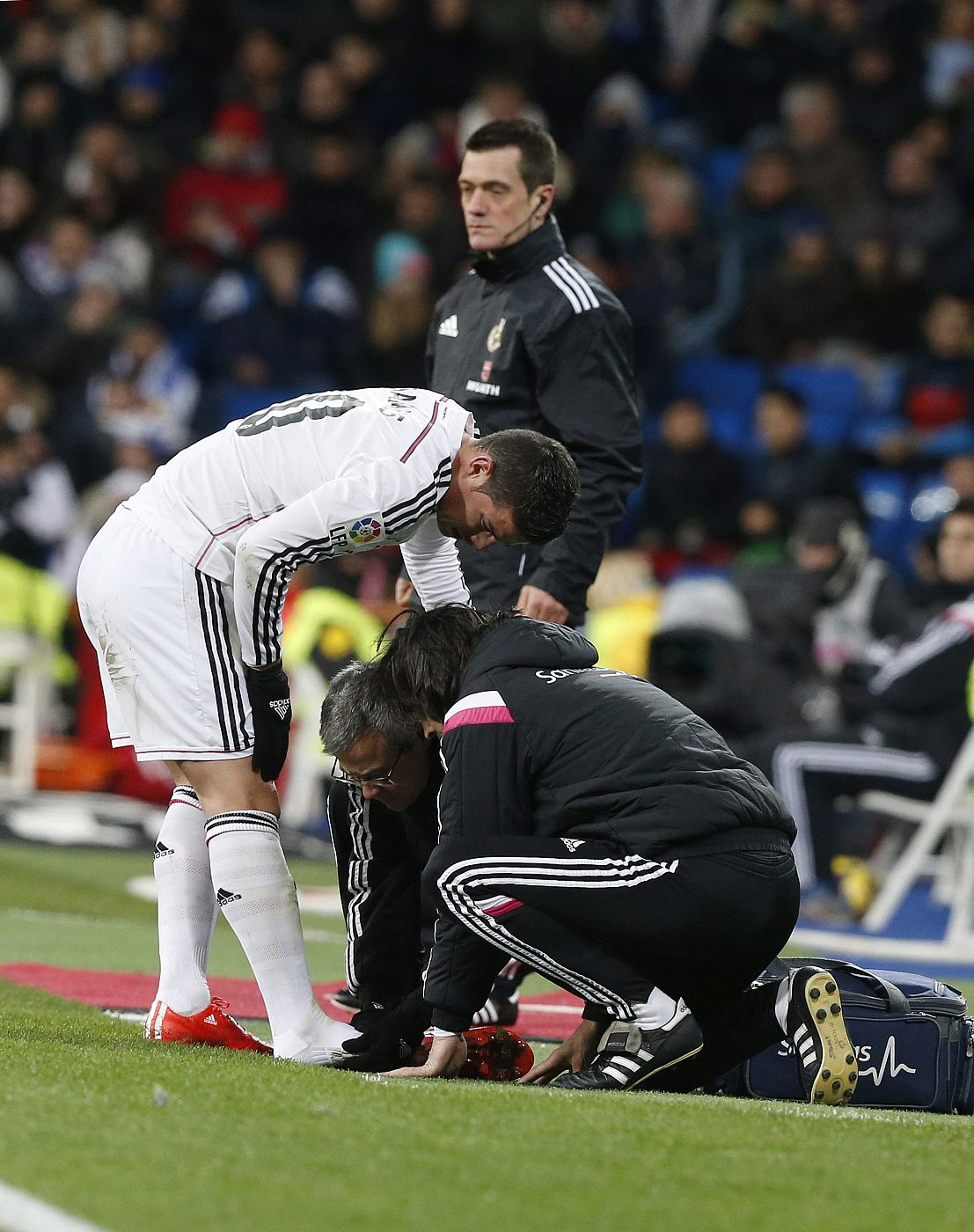 El centrocampista colombiano del Real Madrid James Rodríguez tras lesionarse en el partido contra el Sevilla.