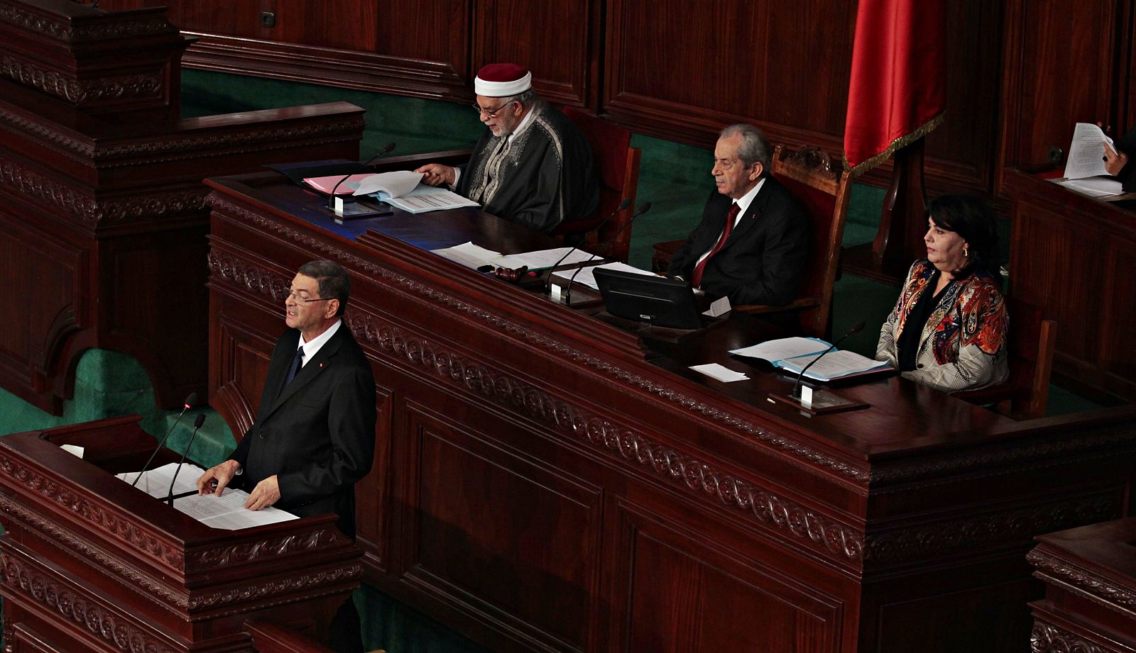 El primer ministro designado de Túnez, Habib Essid, habla ante el Parlamento