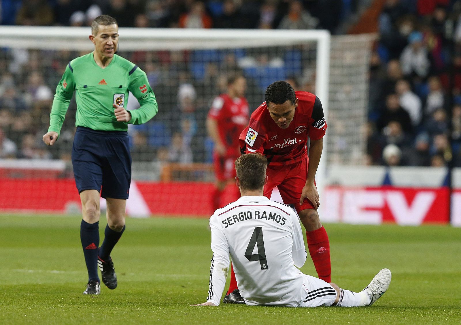 El defensa del Real Madrid Sergio Ramos (en el suelo) se lesiona ante el Sevilla.