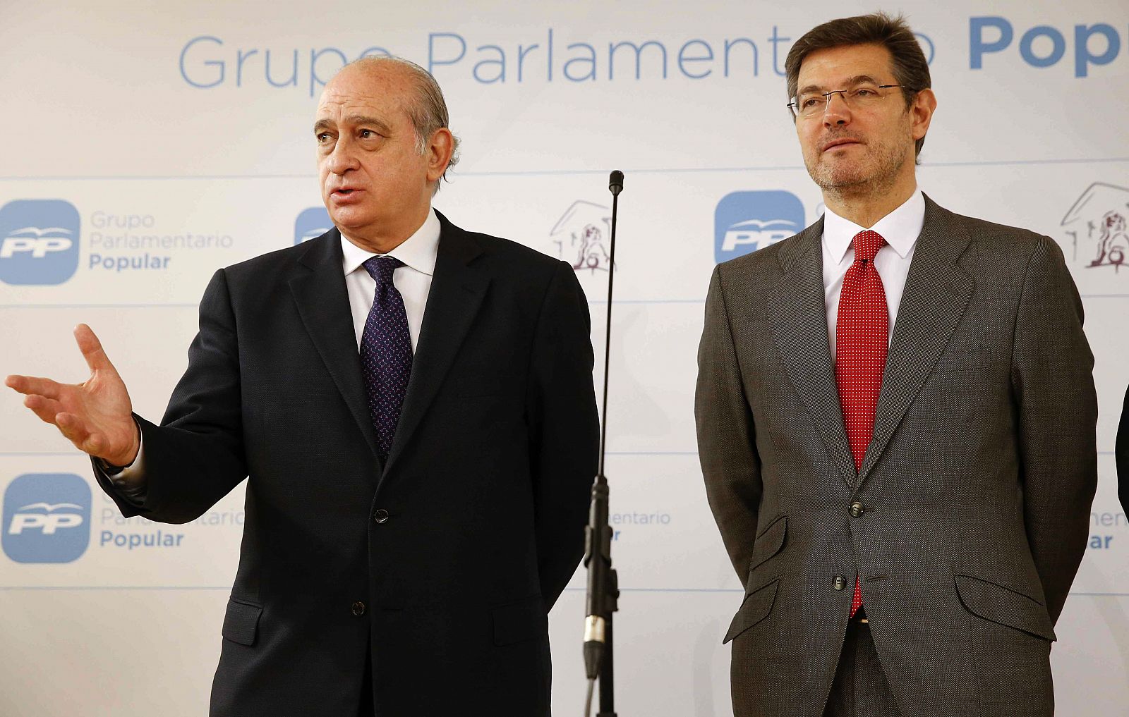 Los ministros de Justicia, Rafael Catalá (d), y de Interior, Jorge Fernández Díaz (i), en una imagen de archivo.