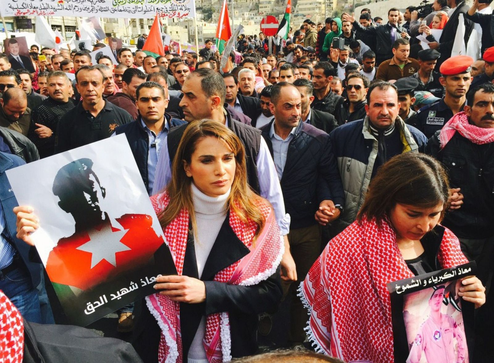 La reina Rania de Jordania encabeza una marcha junto a miles de jordanos para protestar contra el asesinato del piloto por el Estado Islámico.