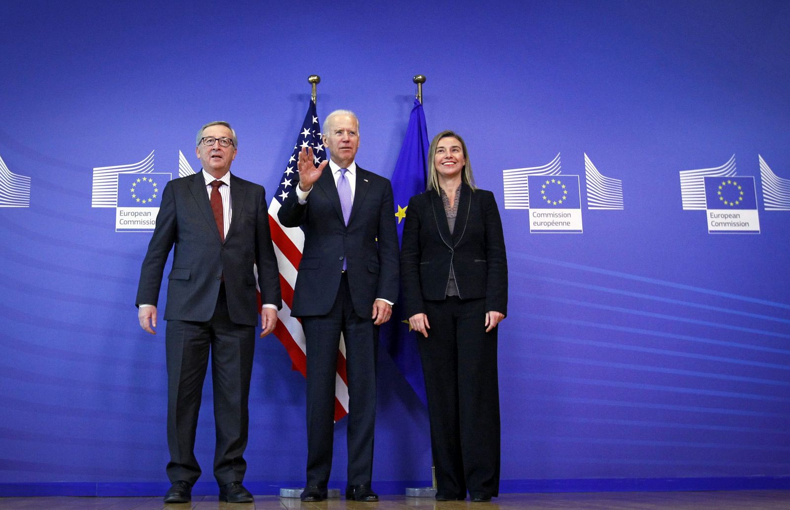 El presidente de la Comisión Europea, Jean-Claude Juncker, y la alta representante de la UE para la Política Exterior, Federica Mogherini, dan la bienvenida al vicepresidente de EEUU, Joe Biden