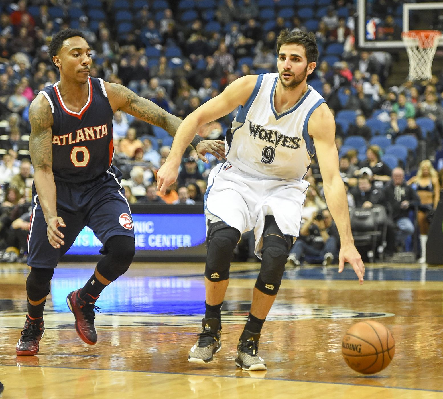 El español Ricky Rubio de los Timberwolves en acción ante Jeff Teague de los Hawks.