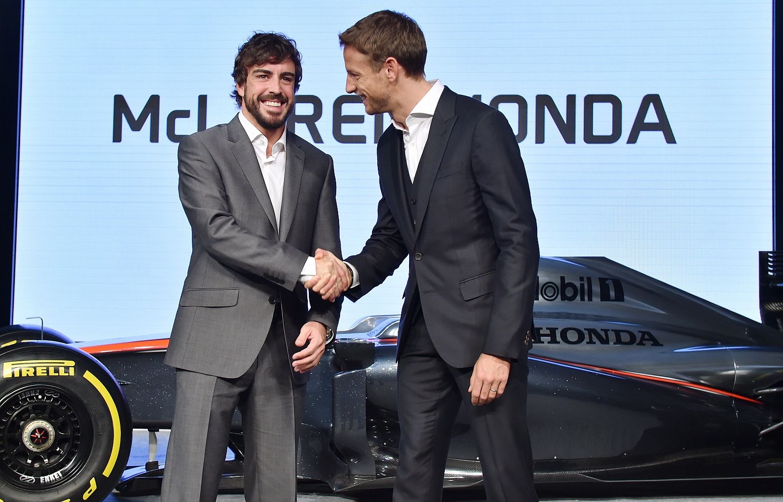 Fernando Alonso saluda a su compañero Jenson Button en la presentación de McLaren