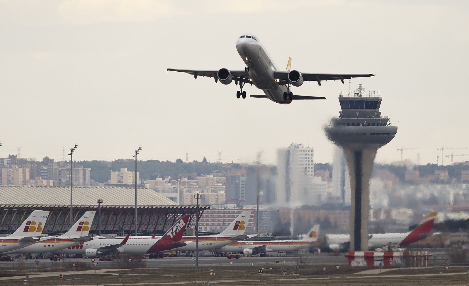 Un avión despega en el aeropuerto Adolfo Suarez Madrid-Barajas