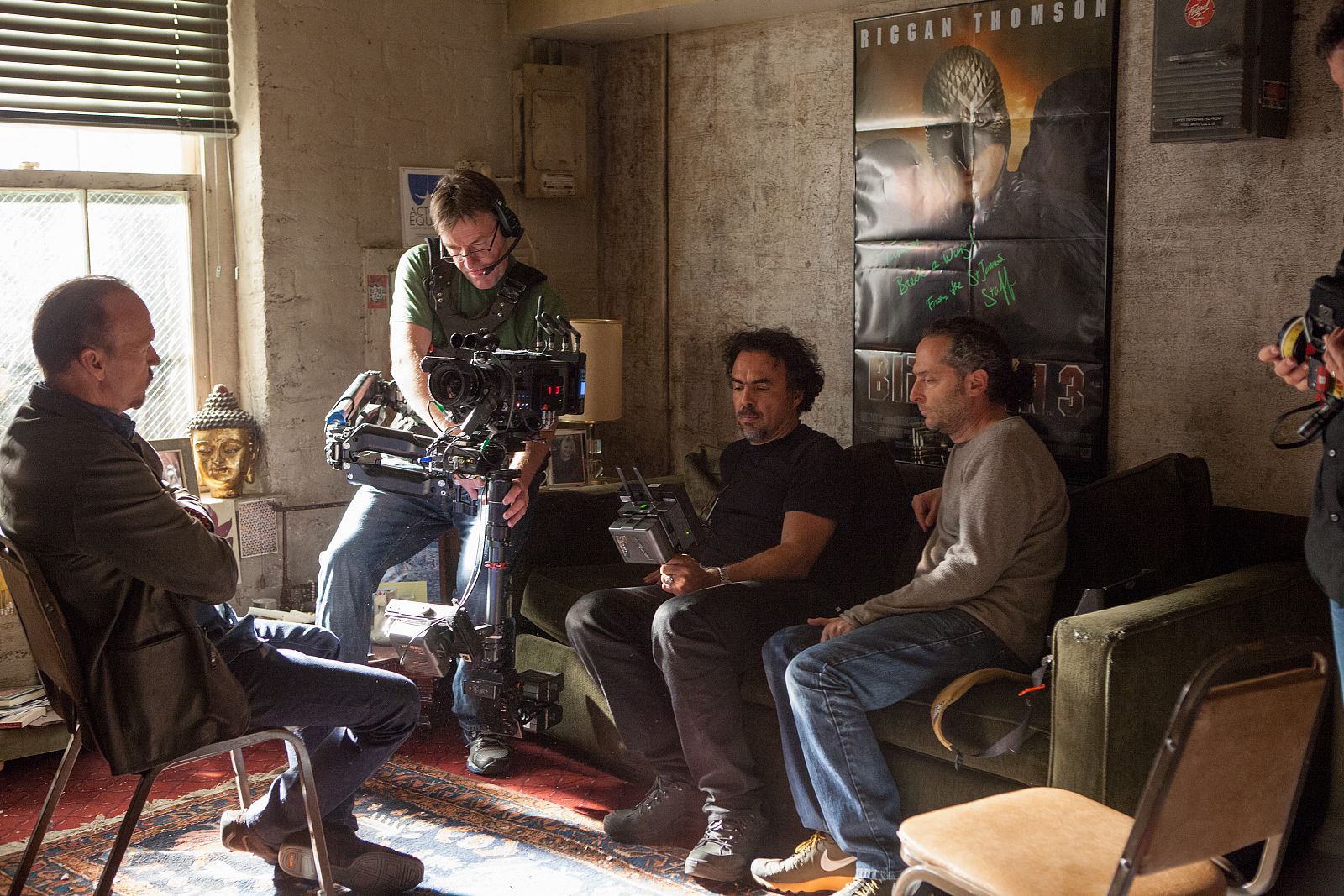 Michael Keaton, el director Alejandro González IInárritu y el director de fotografía Emmanuel Lubezki en el plató de 'Birdman'.