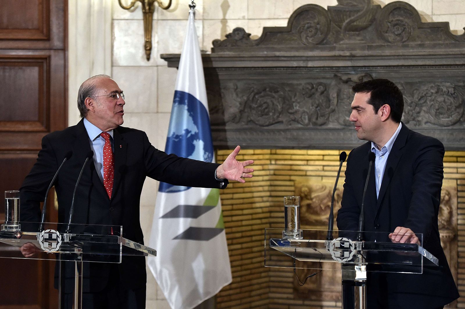 El secretario general de la OCDE, Ángel Gurría, con el primer ministro griego, Alexis Tsipras