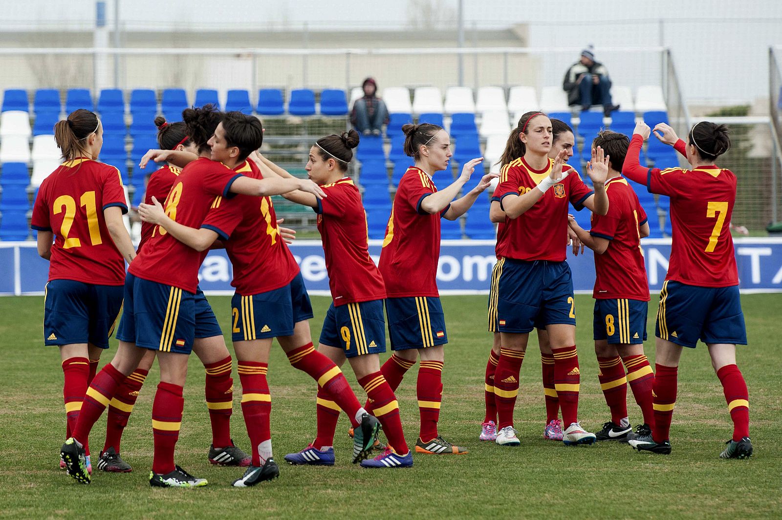 Las jugadoras de la selección española celebran un durante el partido amistoso contra Austria.