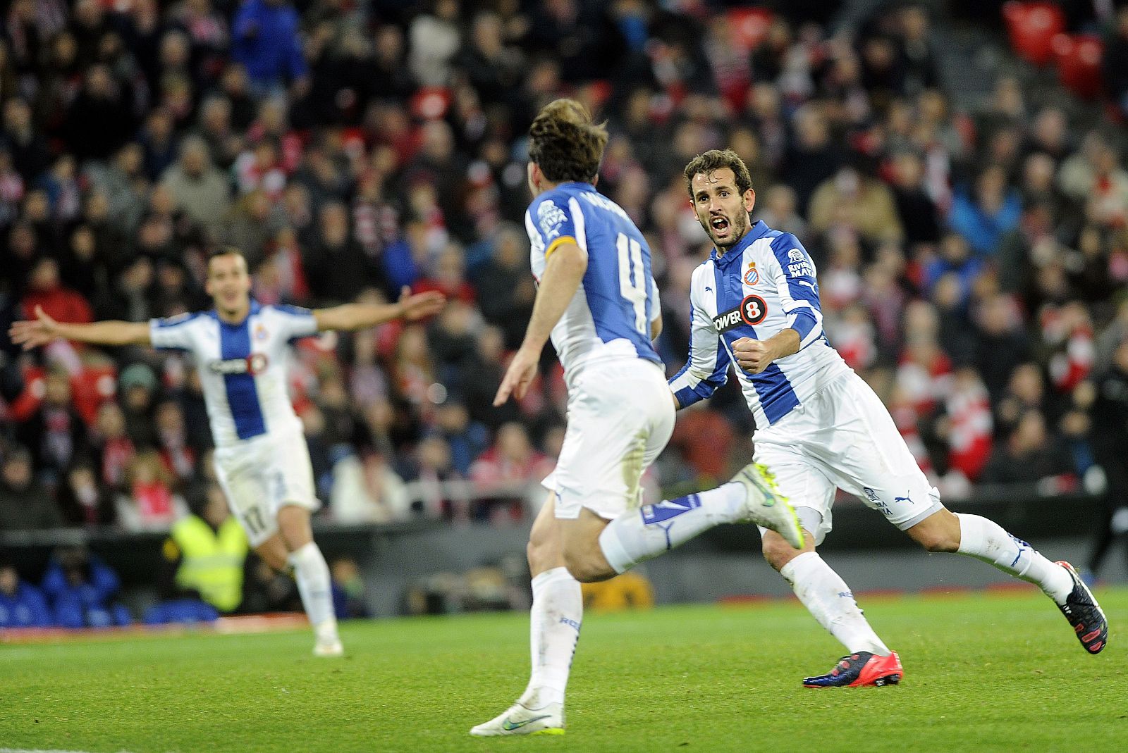 Víctor Sánchez celebra con Stuani el gol del empate.