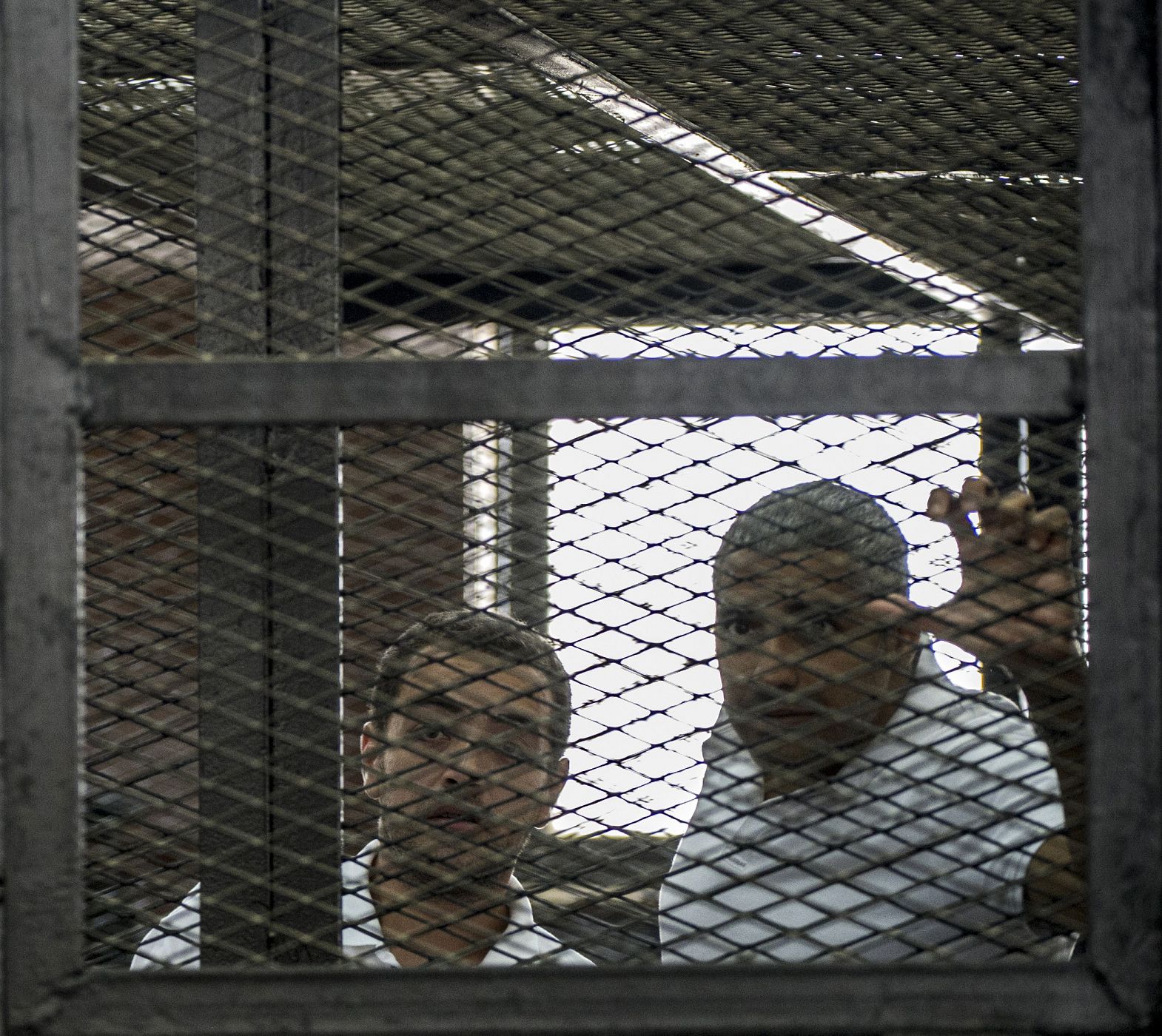 Fotografía de archivo de los dos periodistas de Al Yazira que han sido puestos en libertad bajo fianza en Egipto, Mohamed Fahmy y Baher Mohamed.