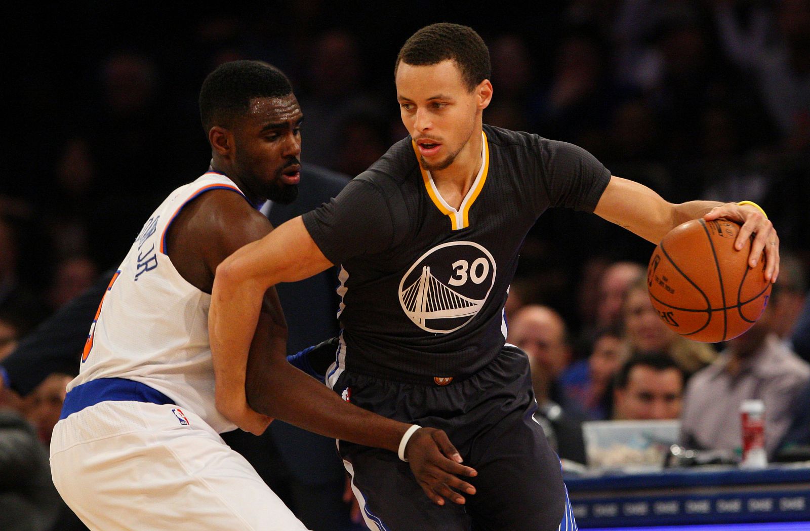 Stephen Curry, de Golden State, protege el balón ante Tim Hardaway, de Nueva York