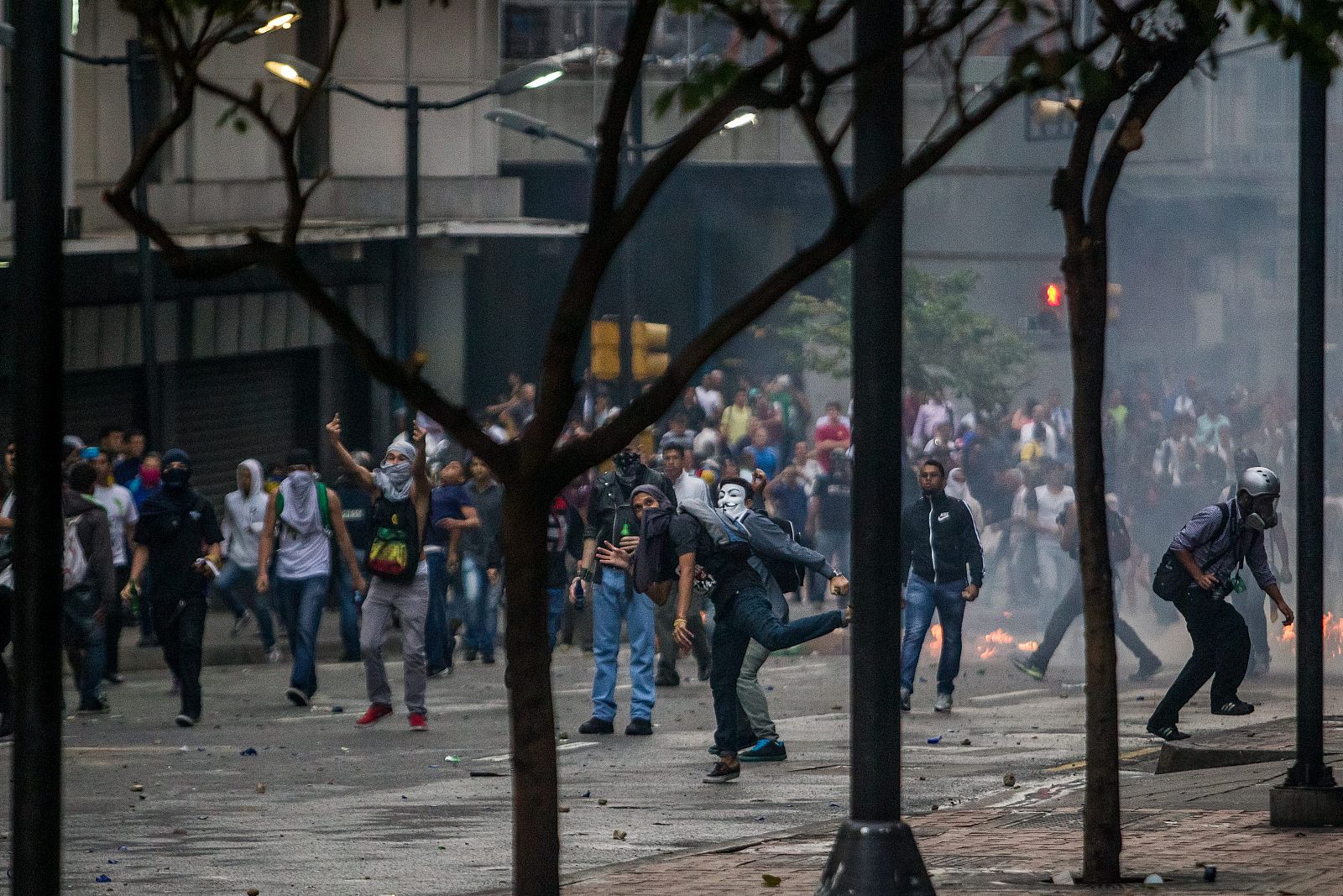 Manifestantes se enfrentan a miembros de la Guardia Nacional Bolivariana en Caracas.