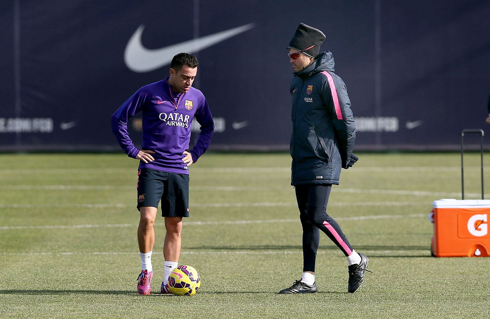 Xavi Hernández (izquierda) junto al técnico, Luis Enrique, en un entrenamiento