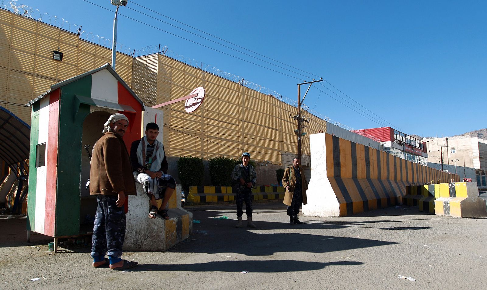 Guardias yemeníes custodian la embajda de Italia en Saná
