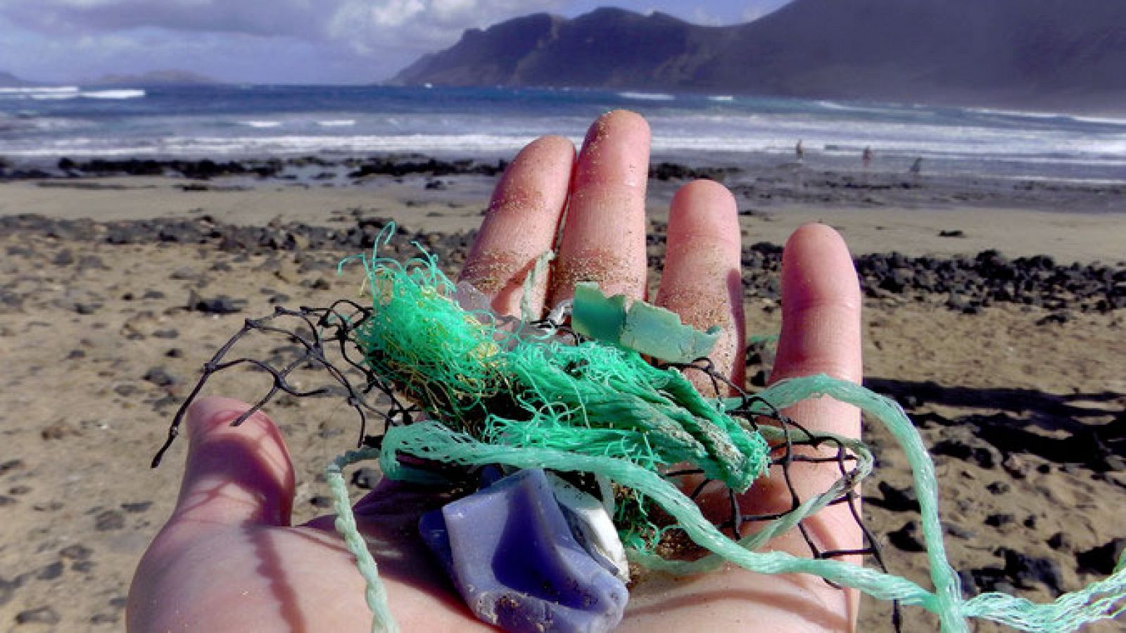 Residuos plásticos recogidos cerca de Caleta de Famara, Lanzarote, por la investigadora principal del estudio Jenna Jambeck.