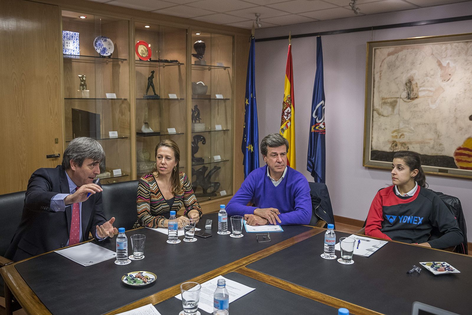 Imagen de la reunión, con presencia de Miguel Cardenal, Ana Muñoz, Cayetano Martínez de Irujo y Carolina Marín