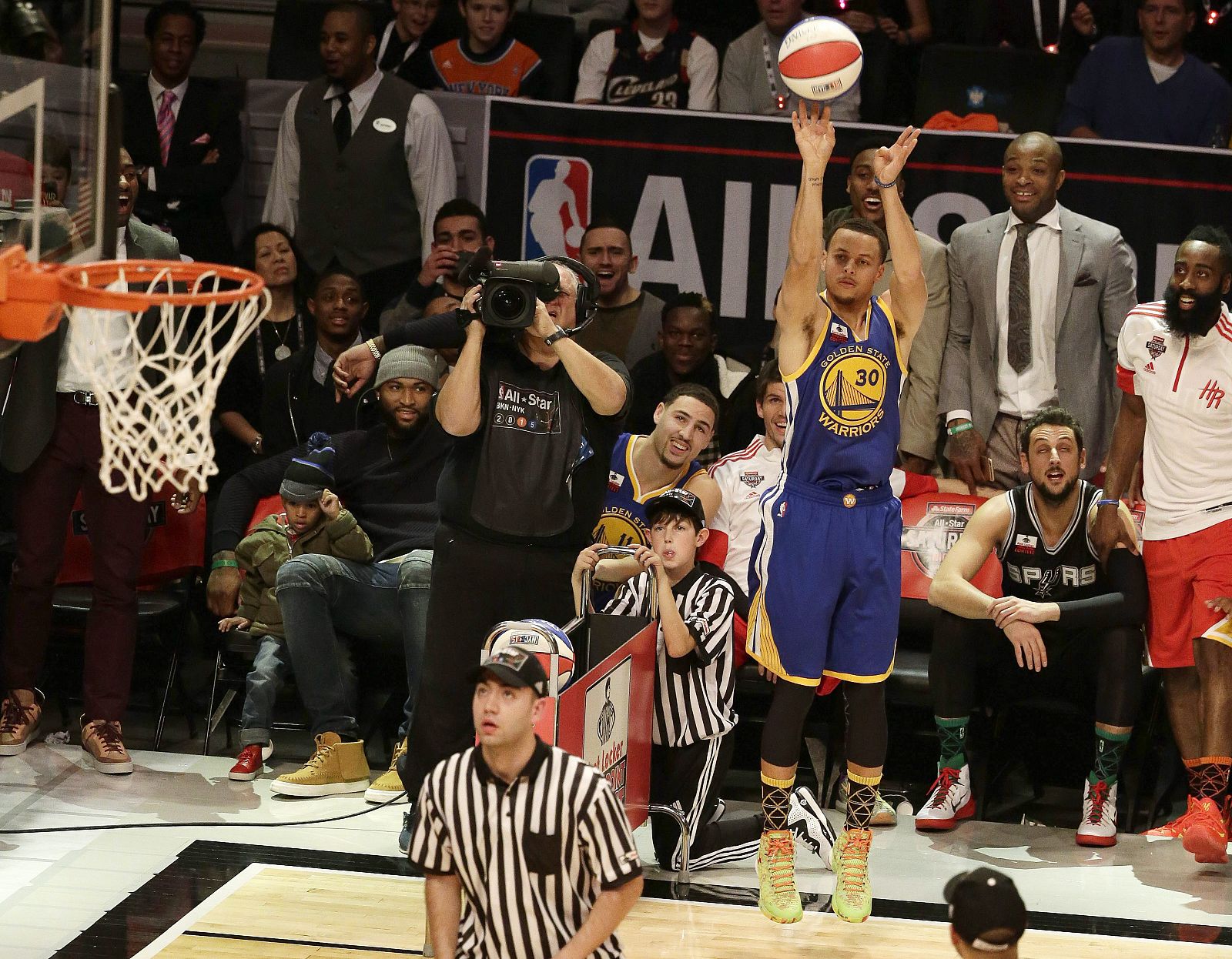 El defensa de los Warriors Stephen Curry tira durante el concurso de triples.
