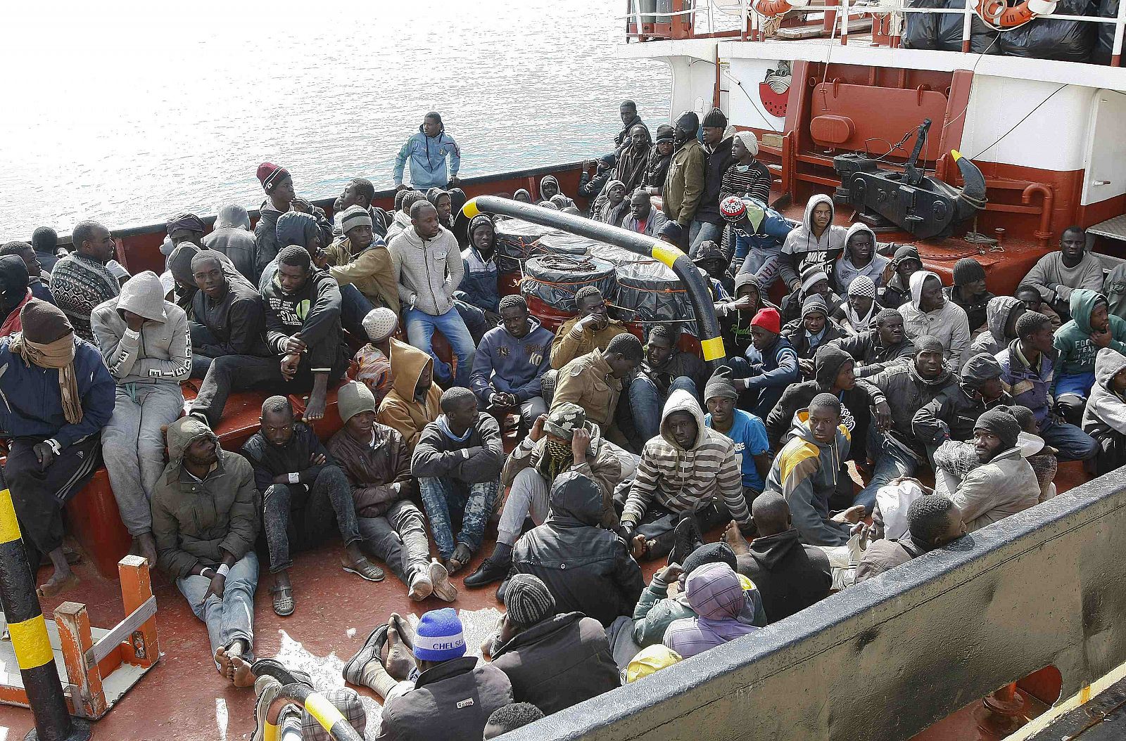 Los inmigrantes llegan al puerto siciliano de Pozzallo.