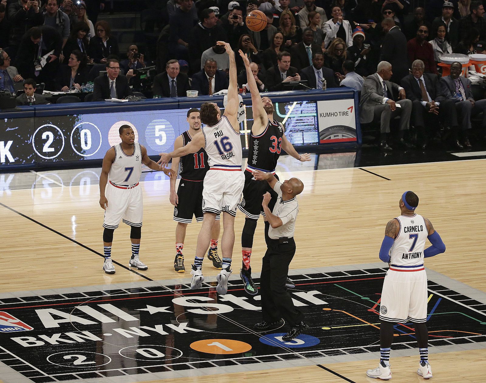 Pau Gasol, de los Chicago Bulls, por el Este y Marc Gasol, de los Memphis Grizzlies, por el Oeste han protagonizado el primer salto inicial entre dos hermanos en un All Star de la NBA.