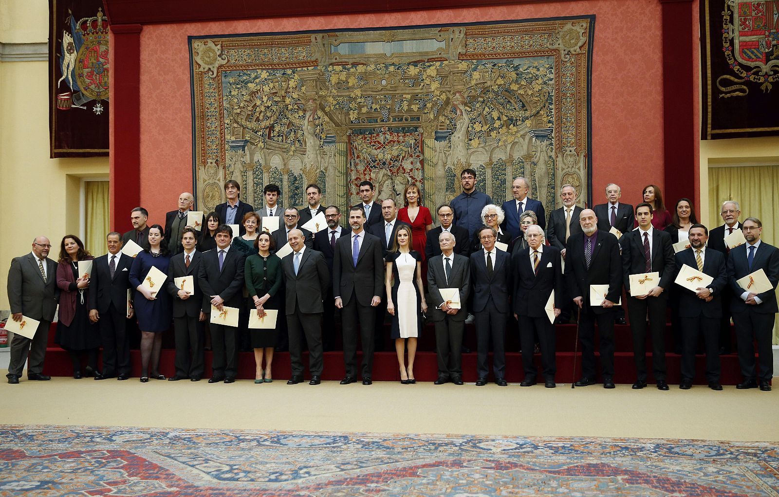 Los Reyes posan con los galardonados con los Premios Nacionales de Cultura 2013 tras la ceremonia organizada en el Palacio de El Pardo