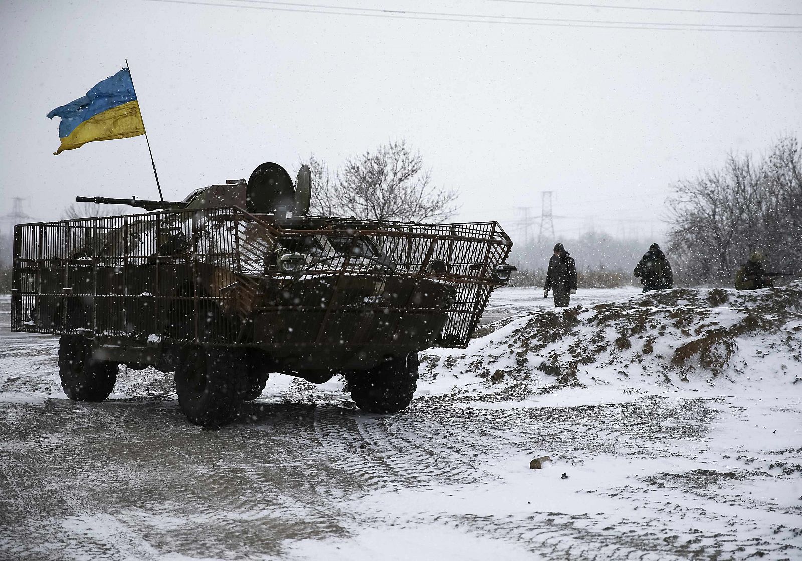 Un carro de combate de las fuerzas leales a Kiev topa posiciones en torno a Debáltsevo este lunes 16 de febrero.