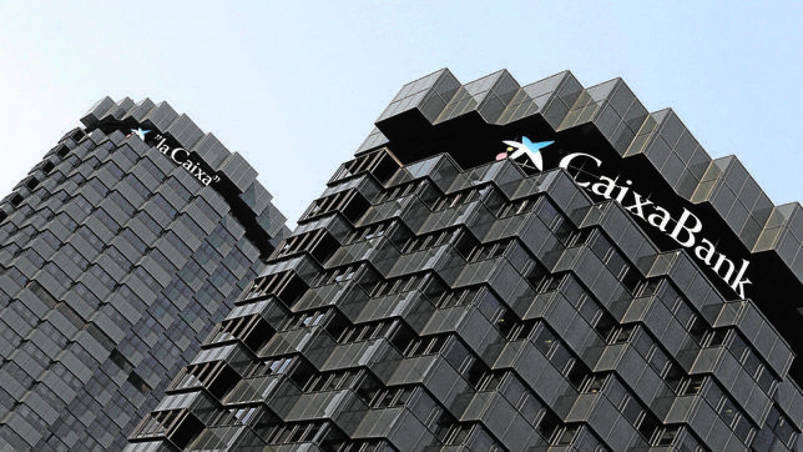 Logo de Caixabank en su sede central de Barcelona
