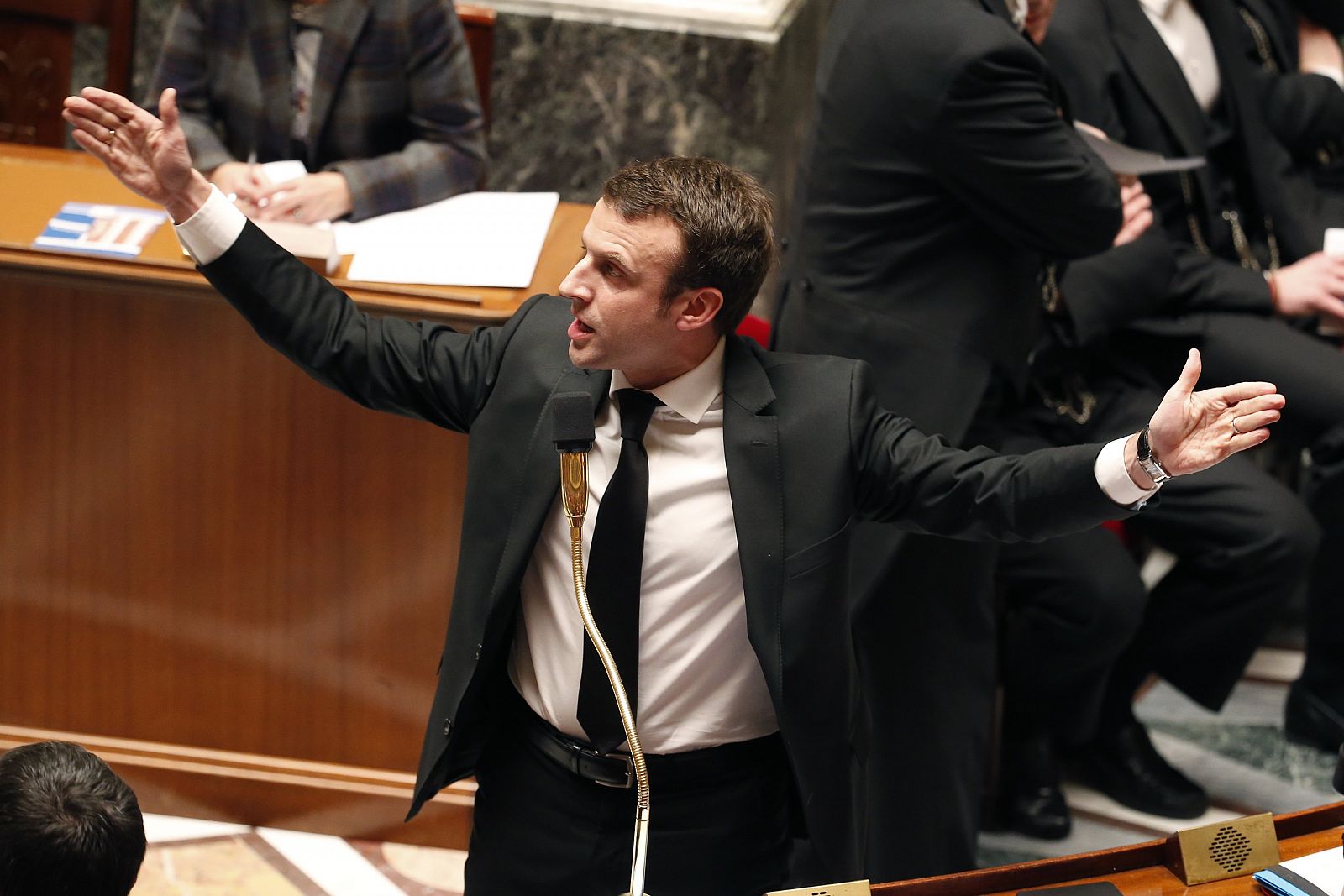 El ministro de Economía francés, Emmanuel Macron, responde en la Asamblea Nacional