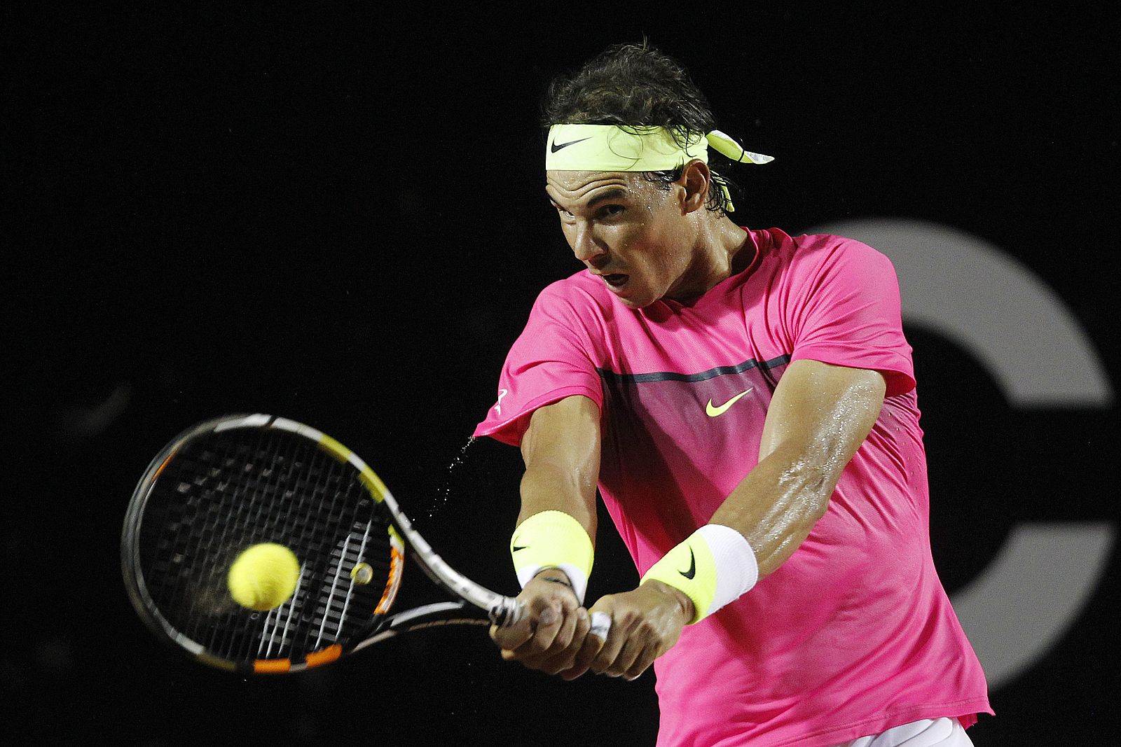 El tenista español Rafael Nadal devuelve una bola ante el brasileño Thomaz Bellucci durante la primera ronda del Abierto de Río 2015 en Río de Janeiro (Brasil).