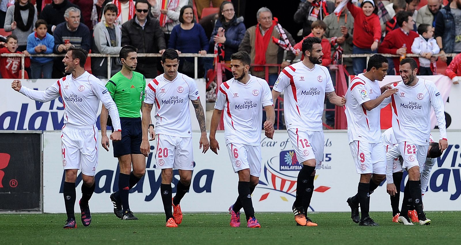 Los jugadores del Sevilla celebran un gol durante un partido.
