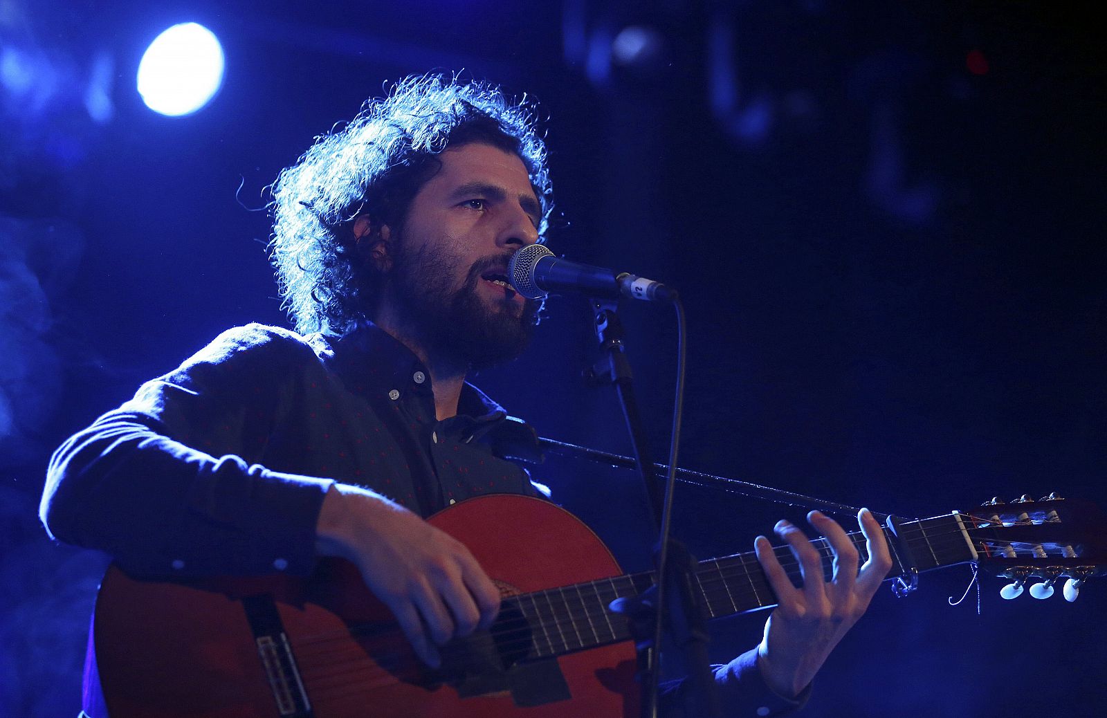 El músico sueco de origen argentino José González durante el primero de sus conciertos en España en la sala La Riviera de Madrid.