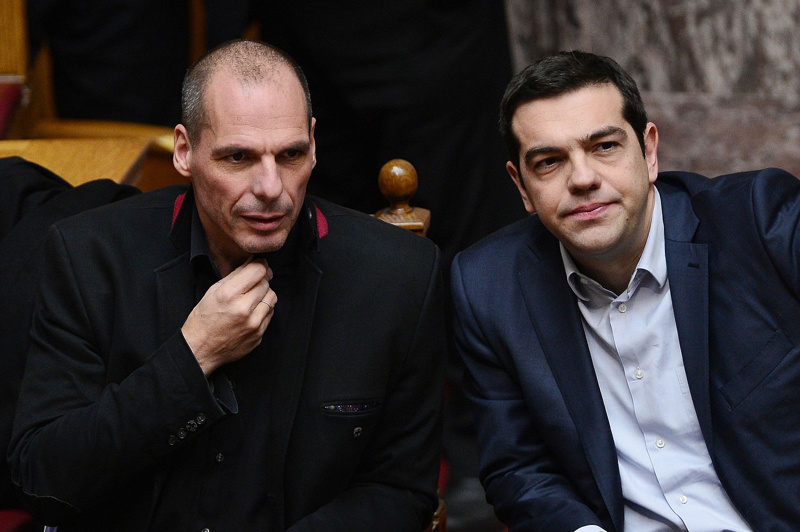 El primer ministro griego, Alexis Tsipras, y el ministro de Finanzas del país, Yanis Varufakis, en el Parlamento de Grecia