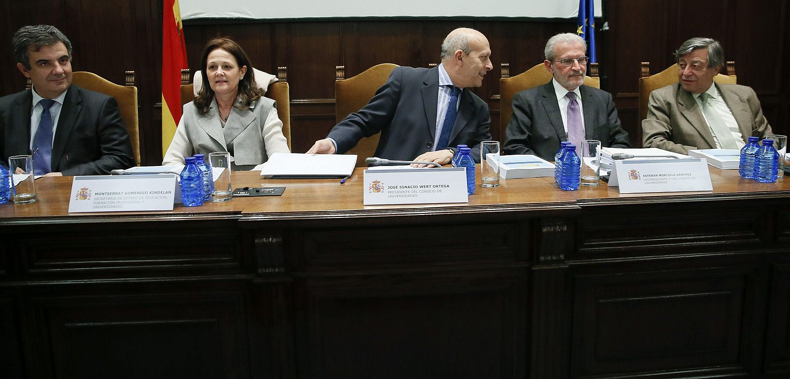 El ministro de Educación, José Ignacio Wert, en el centro, durante la reunión del Consejo de Universidades, esta tarde en Madrid.