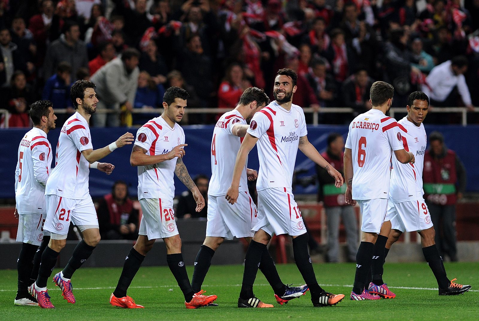 Vicente Iborra es felicitado por sus compañeros tras el gol.