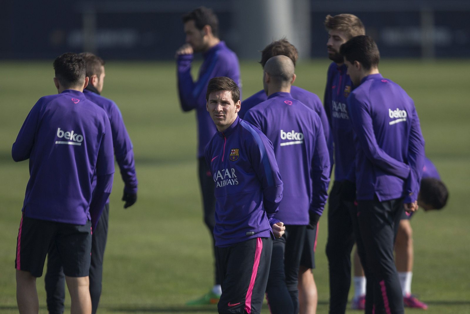 Varios jugadores del FC Barcelona, entre ellos Messi (c), charlan hoy durante el entrenamiento del equipo