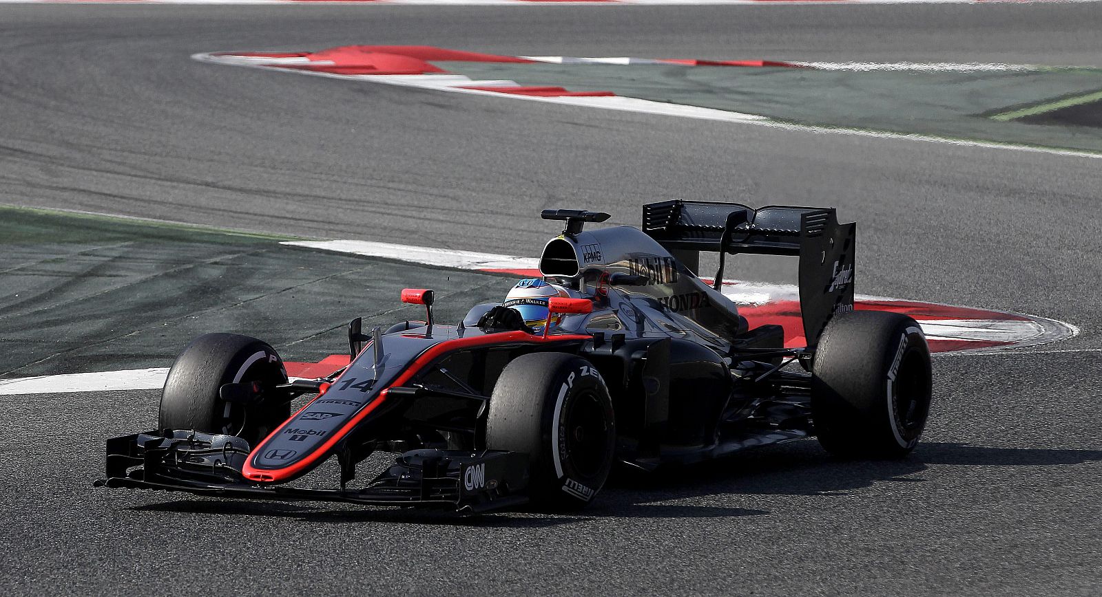El piloto español de McLaren Fernando Alonso, durante la segunda tanda de entrenamientos