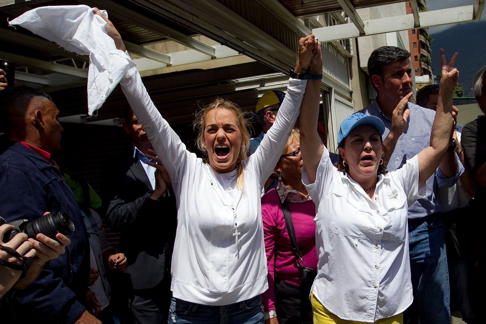 La esposa del alcalde de Caracas, Antonio Ledezma, Mitzy Capriles junto a la esposa de Leopoldo López, Lilian Tintori en una manifestación este viernes.