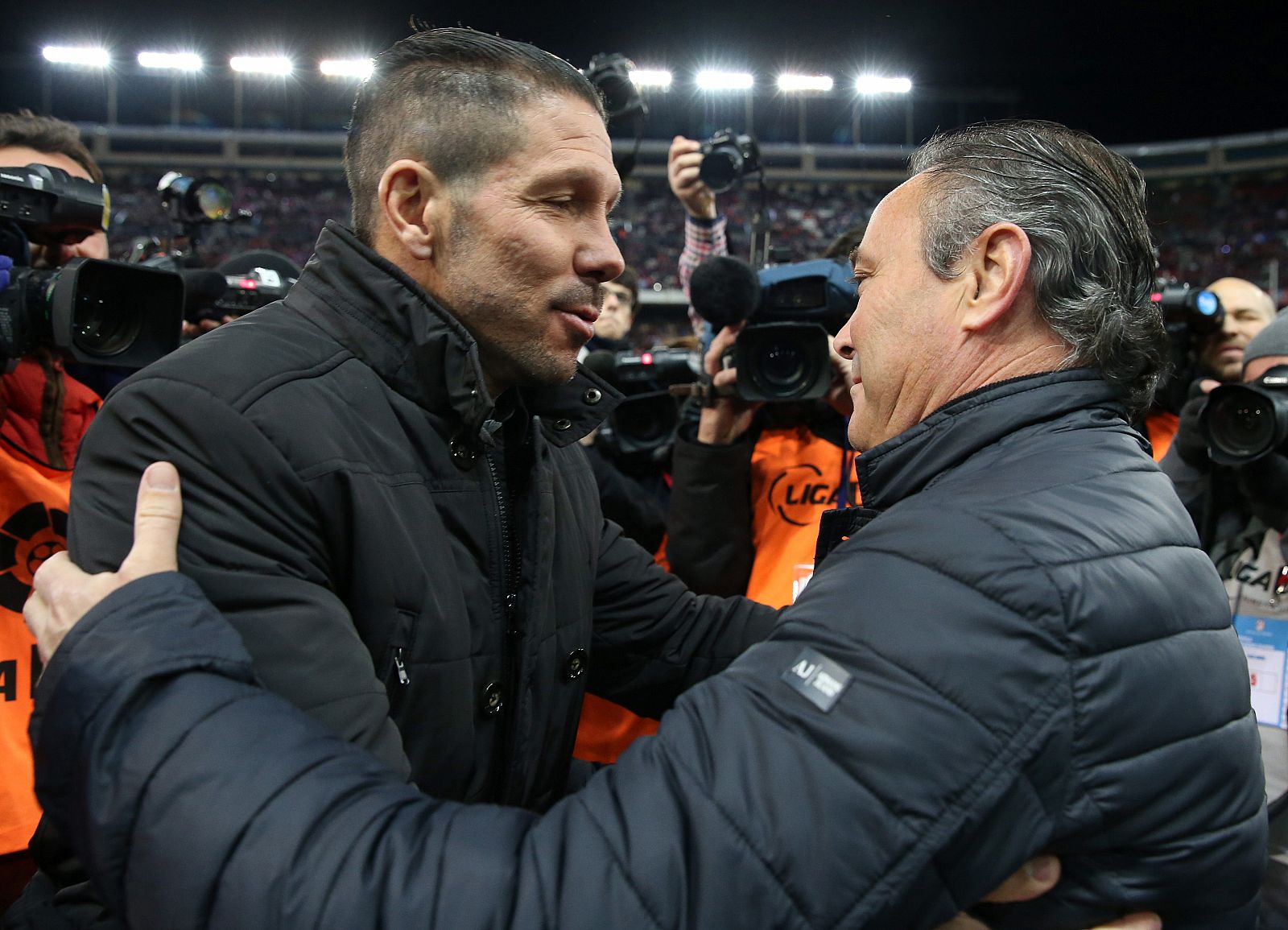 El entrenador del Atlético de Madrid, el argentino Diego Pablo Simeone (i), saluda al del Almería, Juan Ignacio Martínez (d)