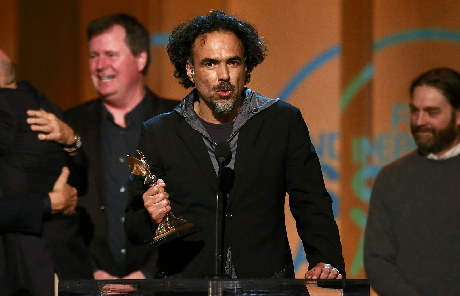 El director y guionista Alejandro Gonzalez Iñarritu recoje el premio a mejor película por 'Birdman'.