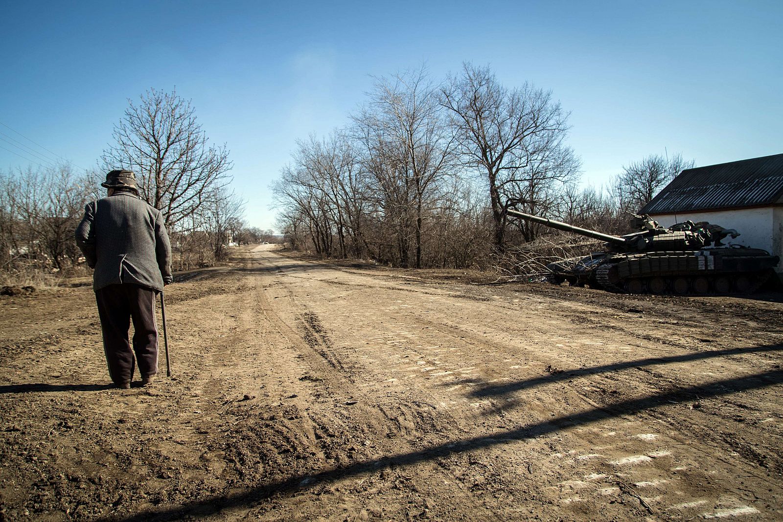 Un hombre camina junto a un tanque en Lugansk