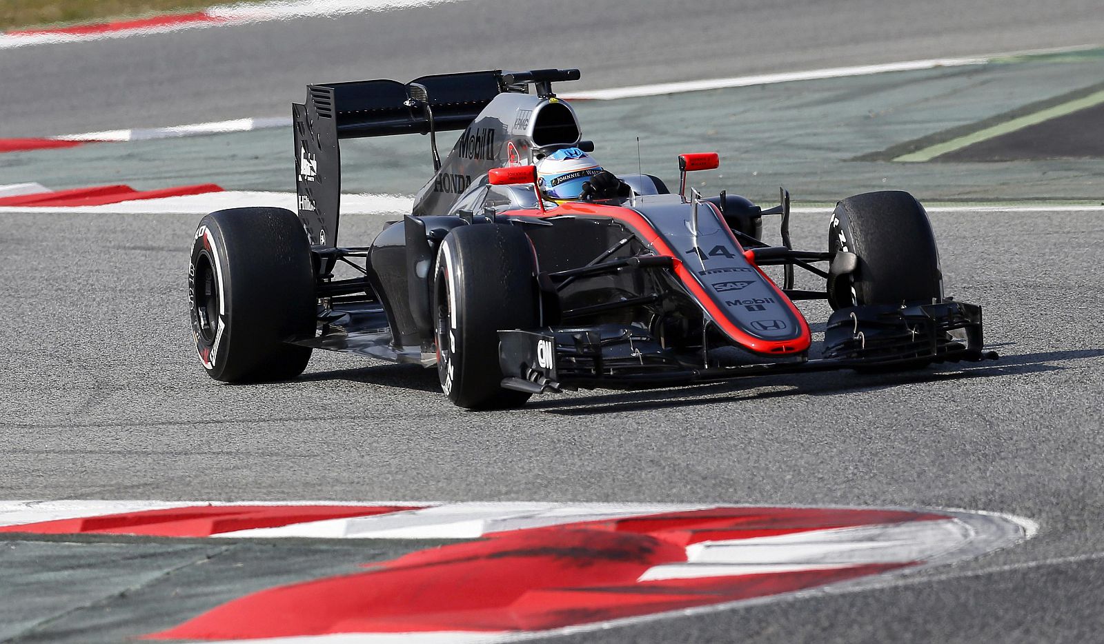 Imagen del piloto español de McLaren Honda Fernando Alonso rodando en Montmeló.